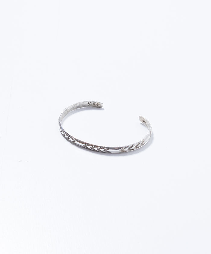 VINTAGE NAVAJO STERLING SILVER ARROW HEAD STAMPED CUFF BRACELET / ナバホ シルバーバングル インディアンジュエリー シンプル 細 ビンテージ ヴィンテージ 中古 通販 オンラインショップ 神奈川 鎌倉