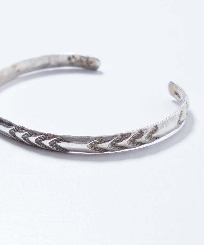 VINTAGE NAVAJO STERLING SILVER ARROW HEAD STAMPED CUFF BRACELET / ナバホ シルバーバングル インディアンジュエリー シンプル 細 ビンテージ ヴィンテージ 中古 通販 オンラインショップ 神奈川 鎌倉