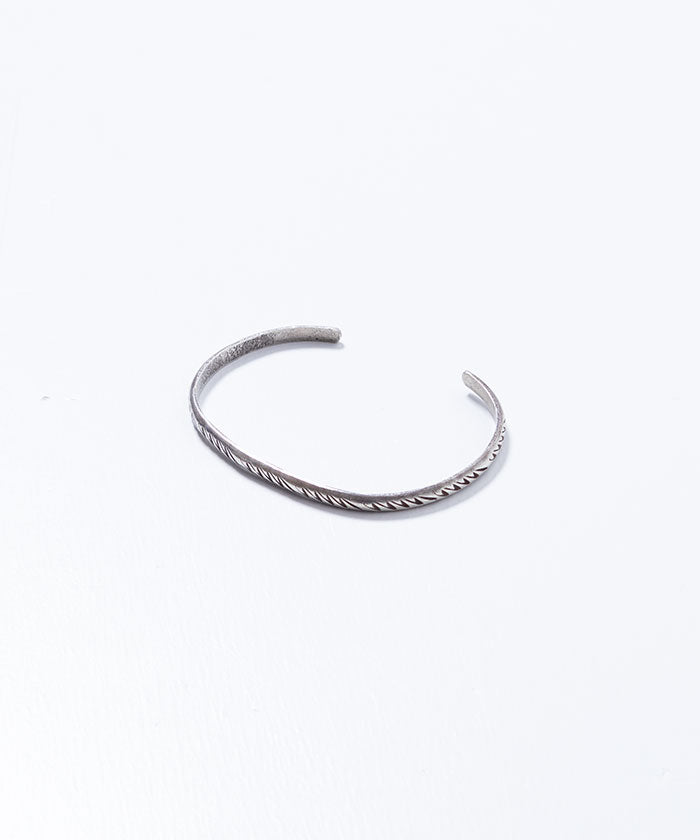 VINTAGE NAVAJO SILVER THUNDERBIRD TRACK STAMPED CUFF BRACELET / ナバホ シルバーバングル インディアンジュエリー シンプル 細 ビンテージ ヴィンテージ 中古 通販 オンラインショップ 神奈川 鎌倉