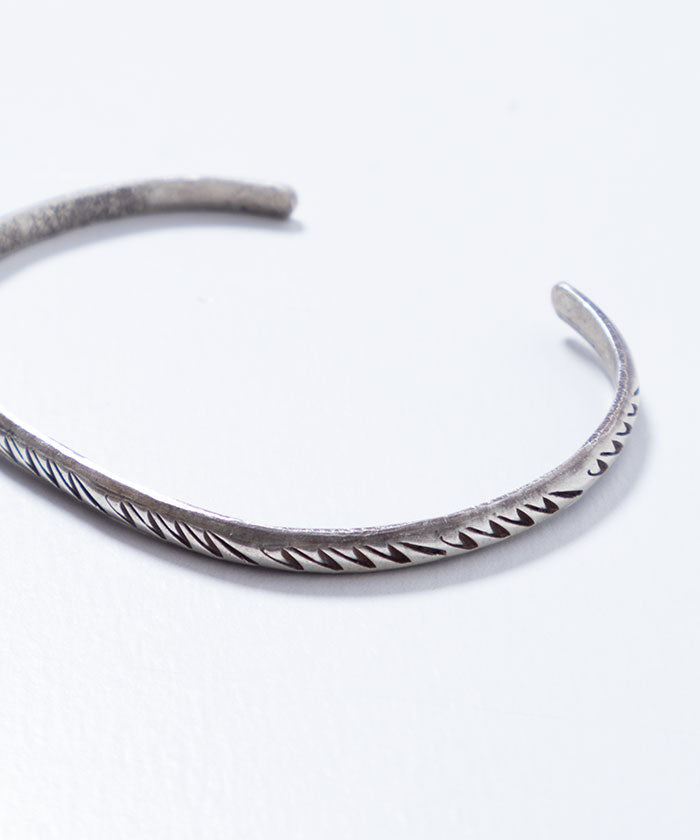 VINTAGE NAVAJO SILVER THUNDERBIRD TRACK STAMPED CUFF BRACELET / ナバホ シルバーバングル インディアンジュエリー シンプル 細 ビンテージ ヴィンテージ 中古 通販 オンラインショップ 神奈川 鎌倉