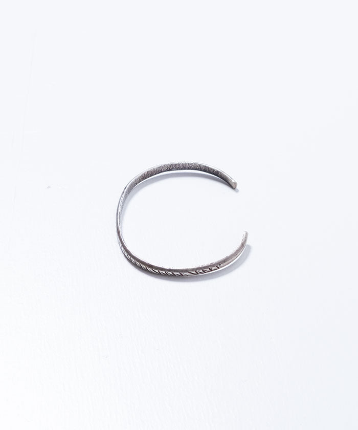 VINTAGE NAVAJO SILVER THUNDERBIRD TRACK STAMPED CUFF BRACELET / ナバホ シルバーバングル インディアンジュエリー シンプル 細 ビンテージ ヴィンテージ 中古 通販 オンラインショップ 神奈川 鎌倉