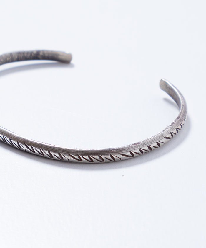 VINTAGE NAVAJO SILVER THUNDERBIRD TRACK STAMPED CUFF BRACELET / ナバホ シルバーバングル インディアンジュエリー シンプル 細 ビンテージ ヴィンテージ 中古 通販 オンラインショップ 神奈川 鎌倉