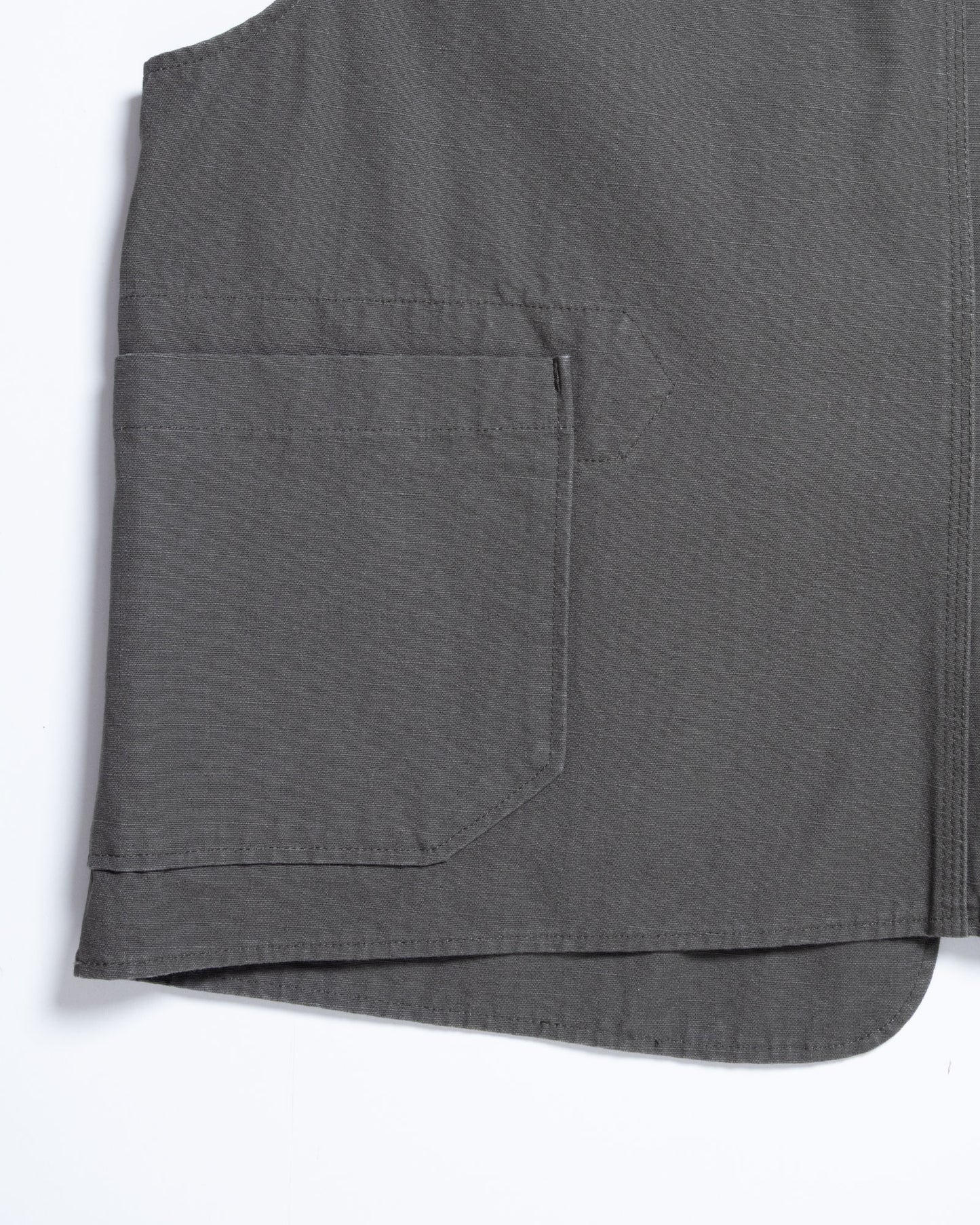 【ENGINEERED GARMENTS】UPLAND VEST - OLIVE HEAVYWEIGHT COTTON RIPSTOP / エンジニアドガーメンツ アップランドベスト オリーブ ヘビーウエイト コットン リップストップ 2026aw 2026秋冬 正規取扱店 神奈川 鎌倉 ARZACH KAMAKURA オンラインショップ 通販