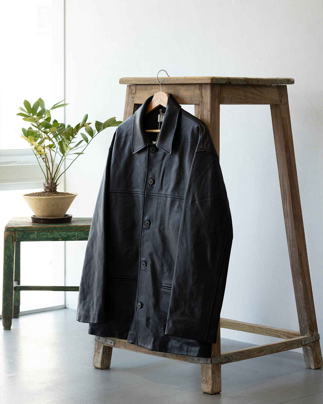 HERILL | 素材の良さが際立つラムレザージャケットとコットンカシミヤタートルネック