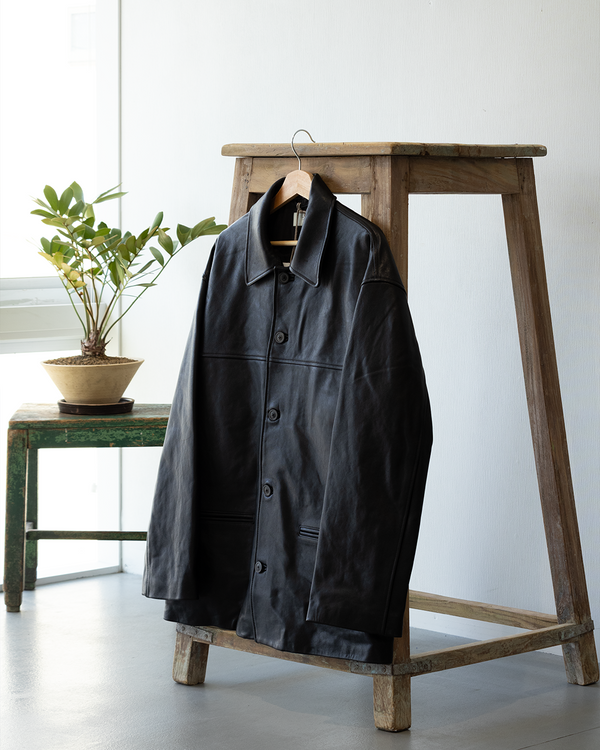 HERILL | 素材の良さが際立つラムレザージャケットとコットンカシミヤタートルネック