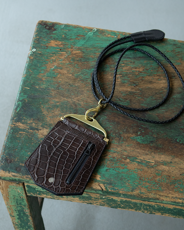 NEW ARRIVAL | AUBERGE - 極上クロコダイルで仕立てたネックウォレット“GLAND C”