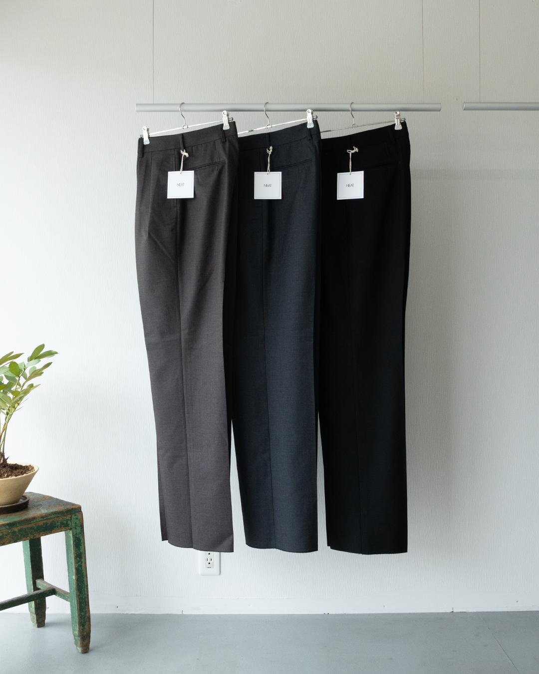 NEAT | 豊かな生地感と美しいラインが魅力の“THE GABARDINE WIDE”
