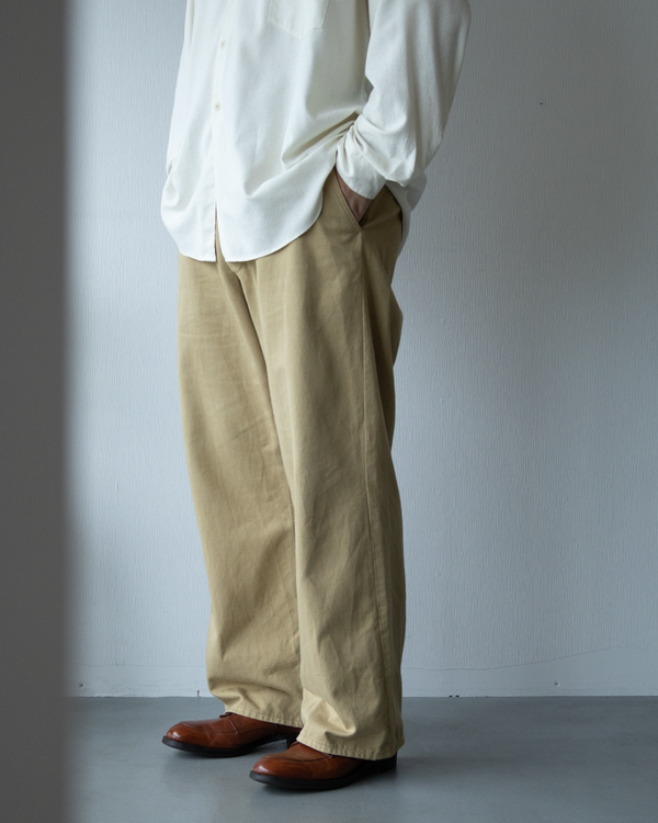 OUTIL | M1945チノをベースに再構築した“PANTALON MEYNES - BEIGE”