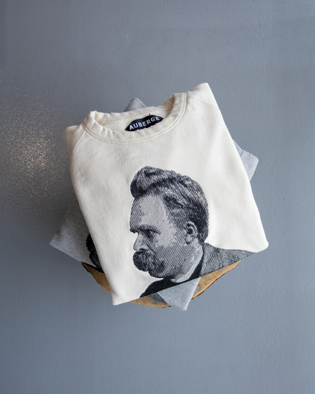繊細な刺繍が引き立つ、AUBERGEの新作スウェット“NIETZSCHE”