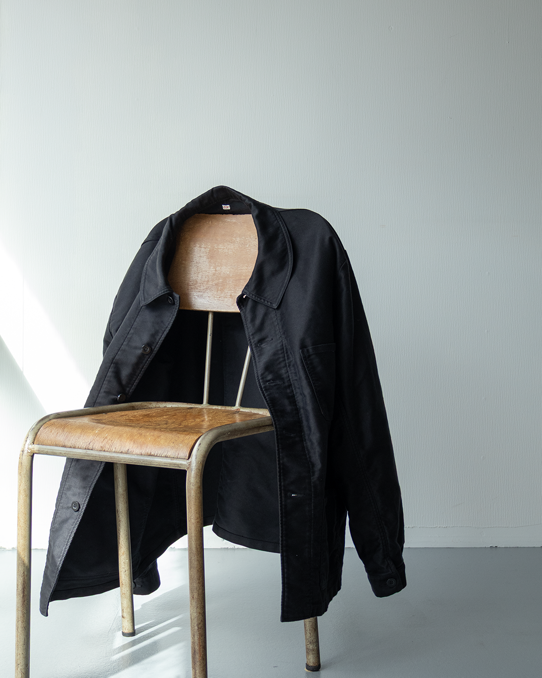 深い黒と上質な光沢が魅力の、OUTILブラックモールスキンカバーオール“VESTE DRAP”