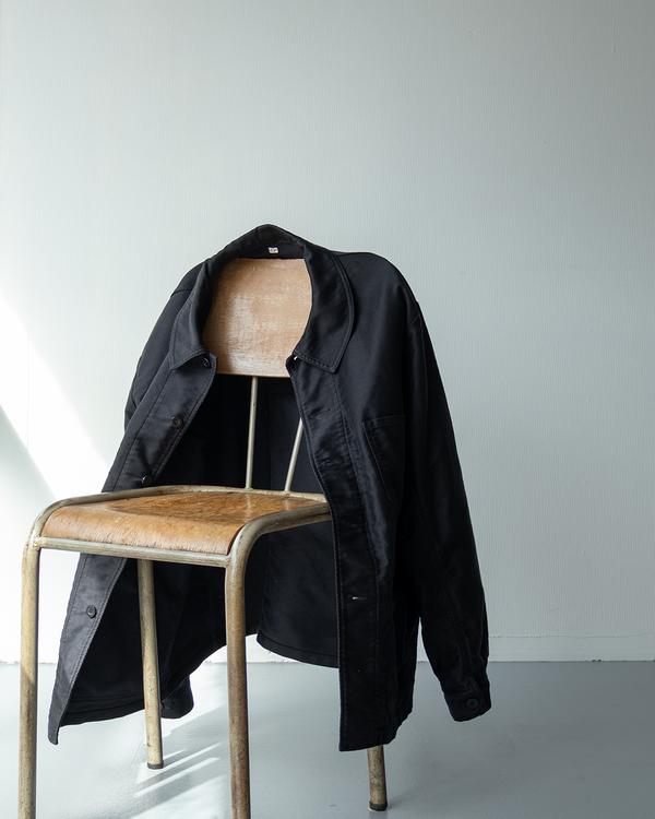 深い黒と上質な光沢が魅力の、OUTILブラックモールスキンカバーオール“VESTE DRAP”