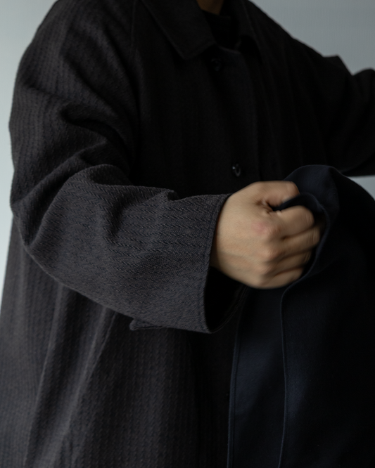 表裏で異なる表情を楽しむ、OUTILのリバーシブルコート“MANTEAU CHAMBON”