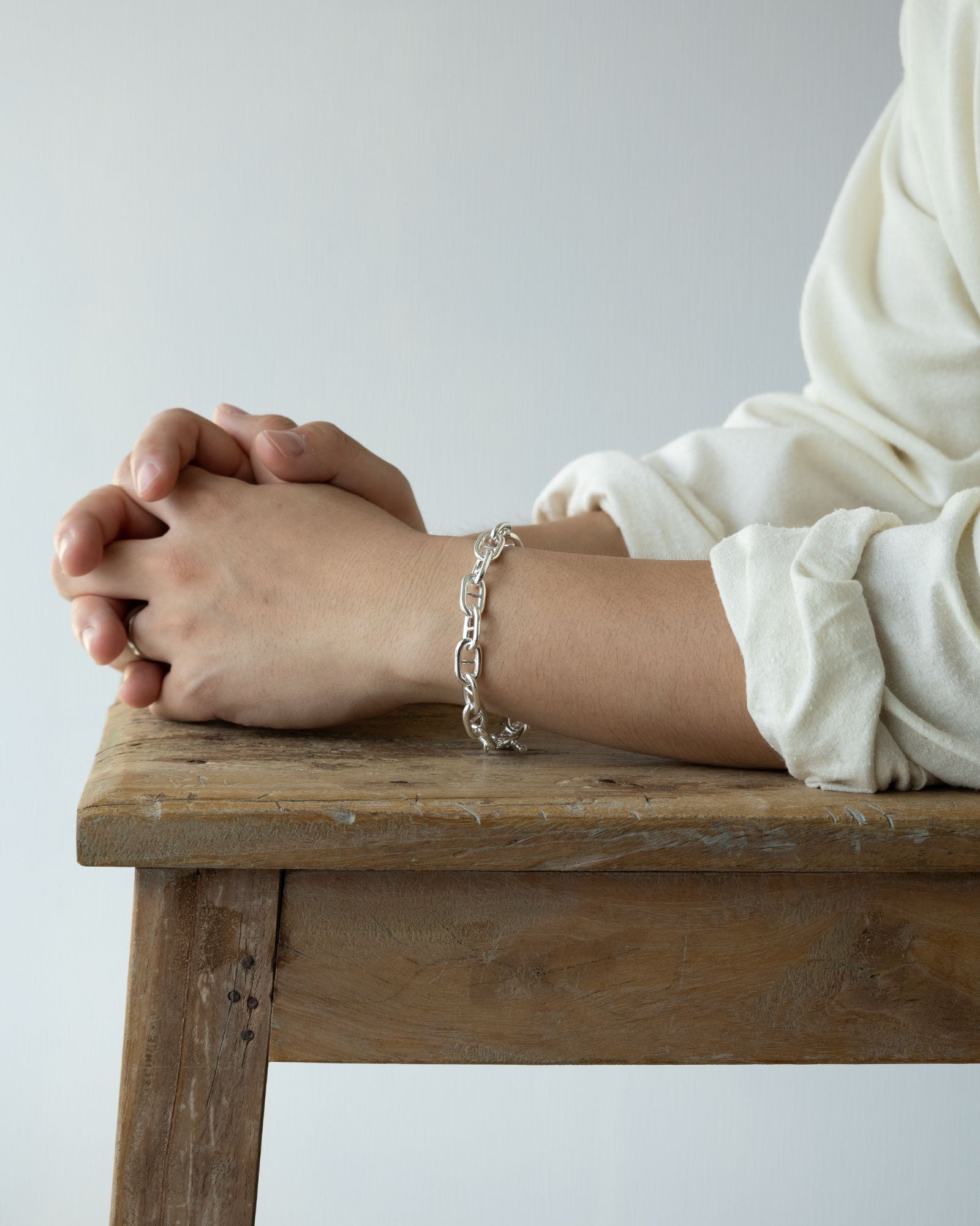 INTÉRIM ANCHOR CHAIN T-BAR BRACELET ITALIAN SILVER 925 GRAND 着用 手首