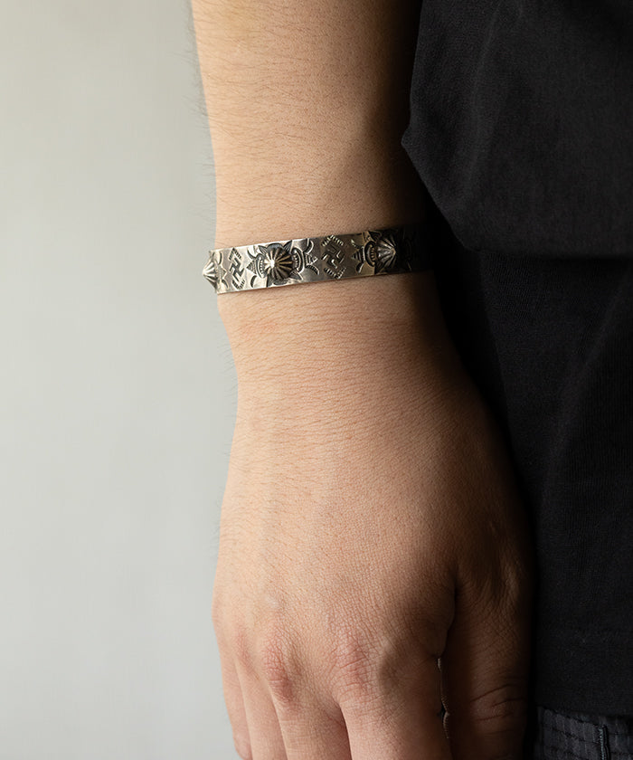 ANTIQUE NAVAJO SWASTIKA STAMPED & CONCHO REPOSED SILVER CUFF BRACELET - アンティーク ヴィンテージ ナバホ スワスティカ 卍 シルバー バングル