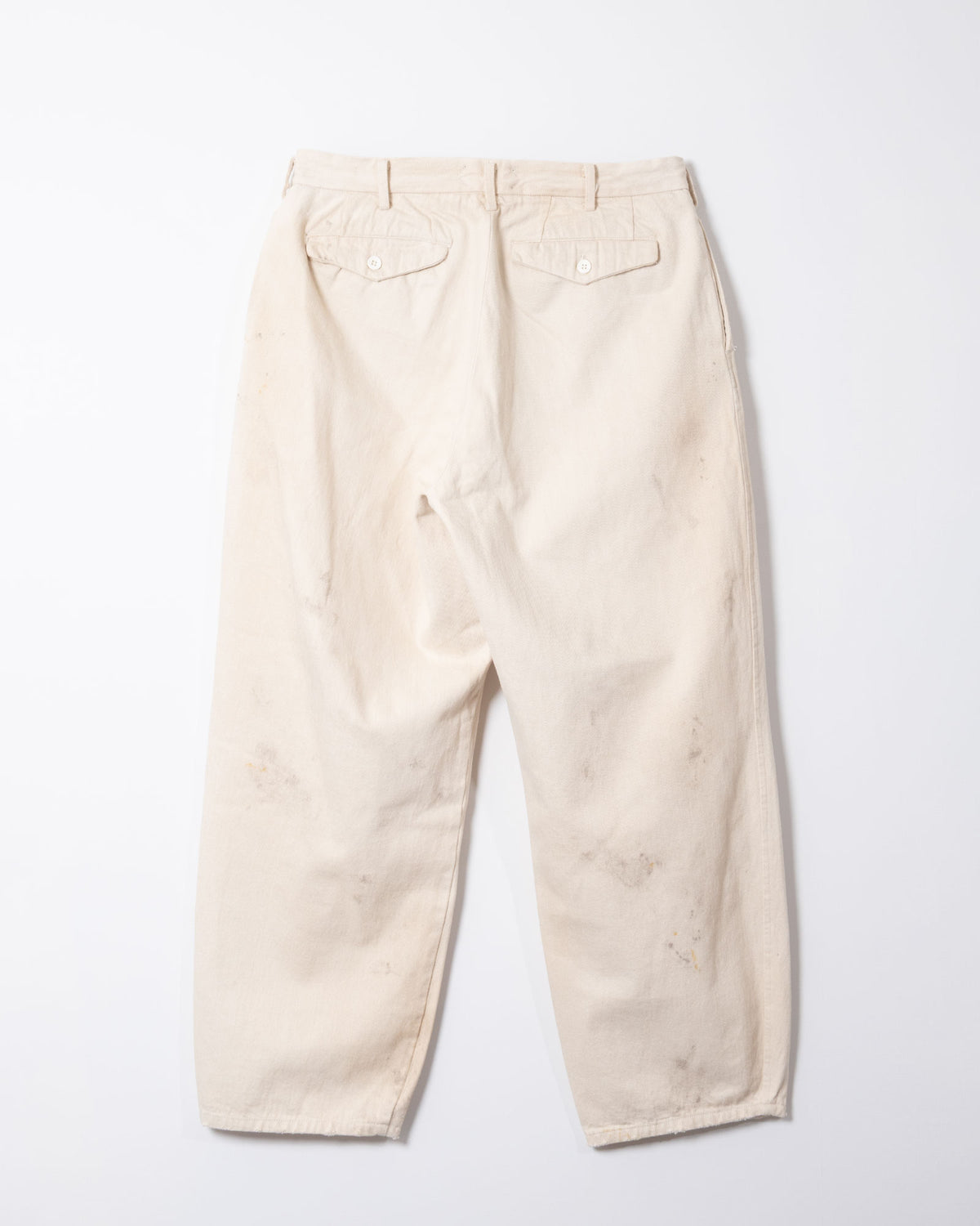 Full view of AUBERGE BEZIERS trousers in Natural color, featuring vintage-finished Caribbean Sea Island cotton.