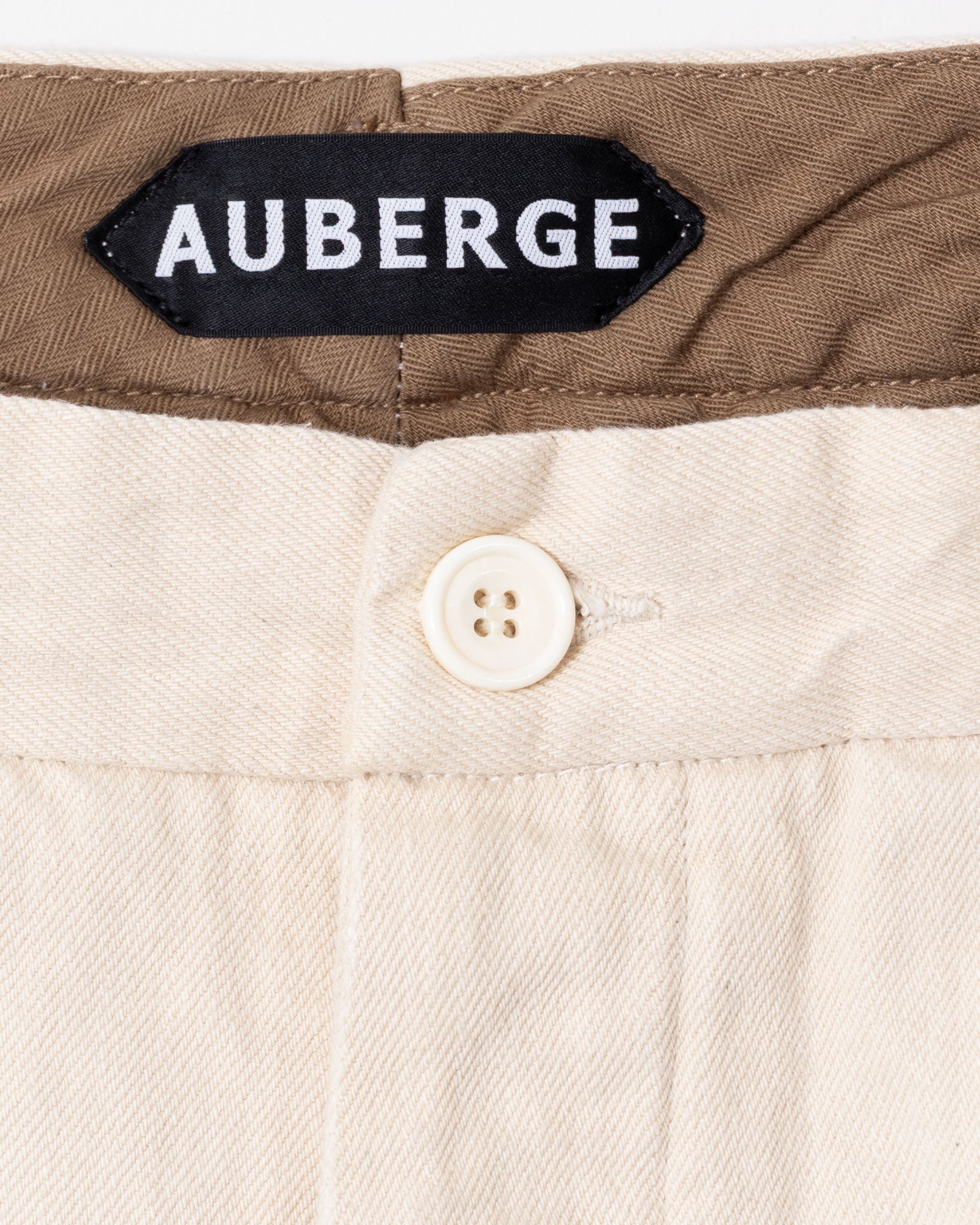 AUBERGE BEZIERS バナナシルエット 裾ボリューム 横からのシルエット