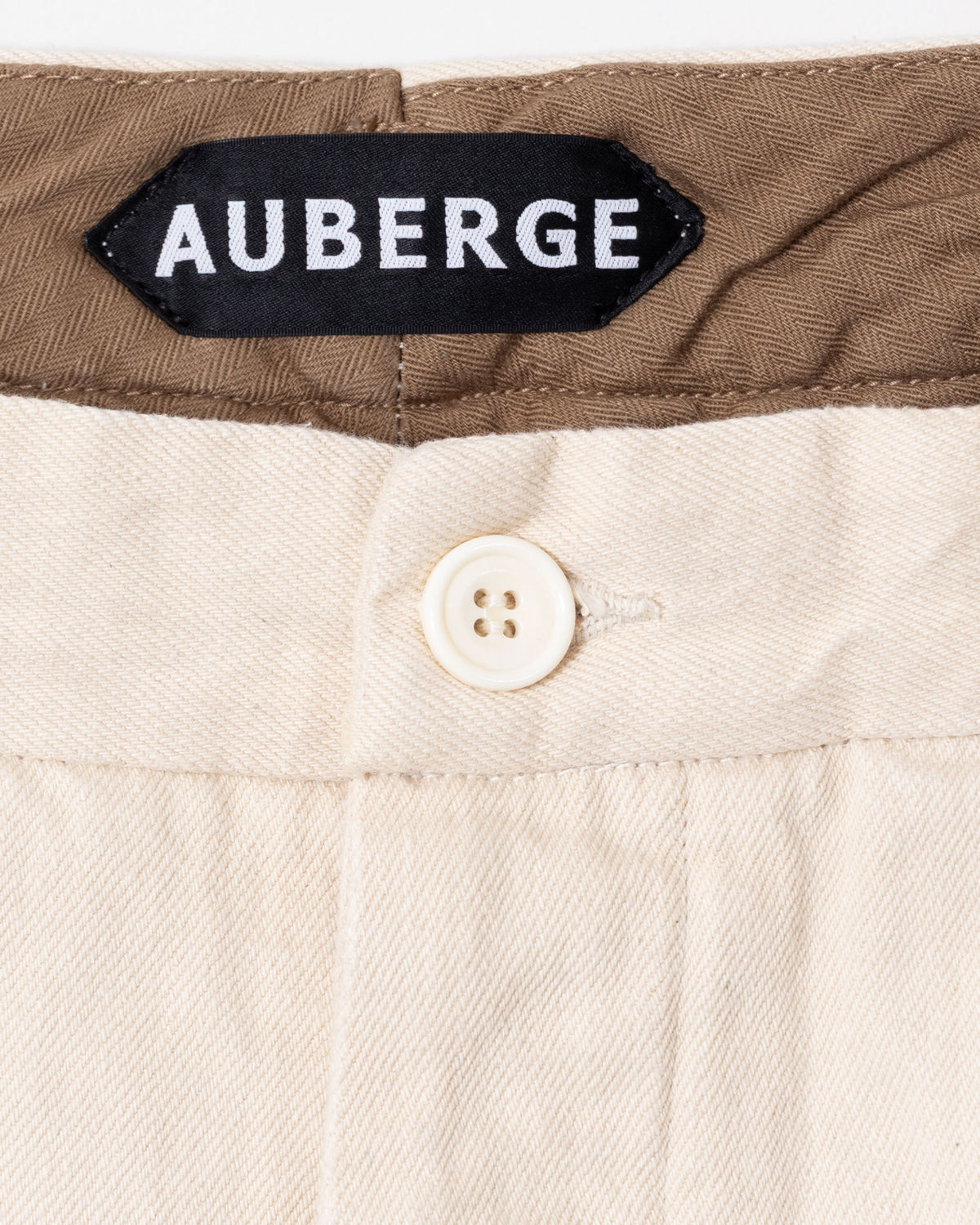 AUBERGE BEZIERS ナチュラルカラーのパンツ フロントボタンアップ
