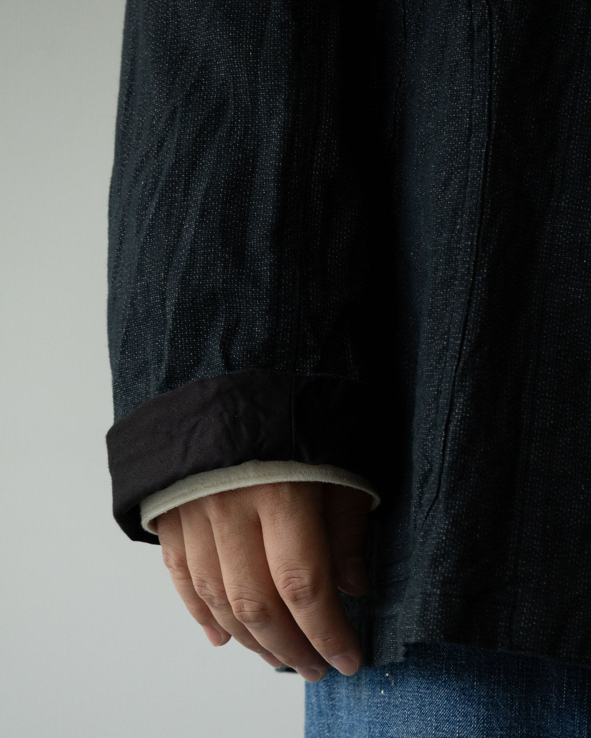 AUBERGE BOURGES CHARCOAL TOP 撚り杢ストライプジャケット 着用イメージ 袖口 折り返し