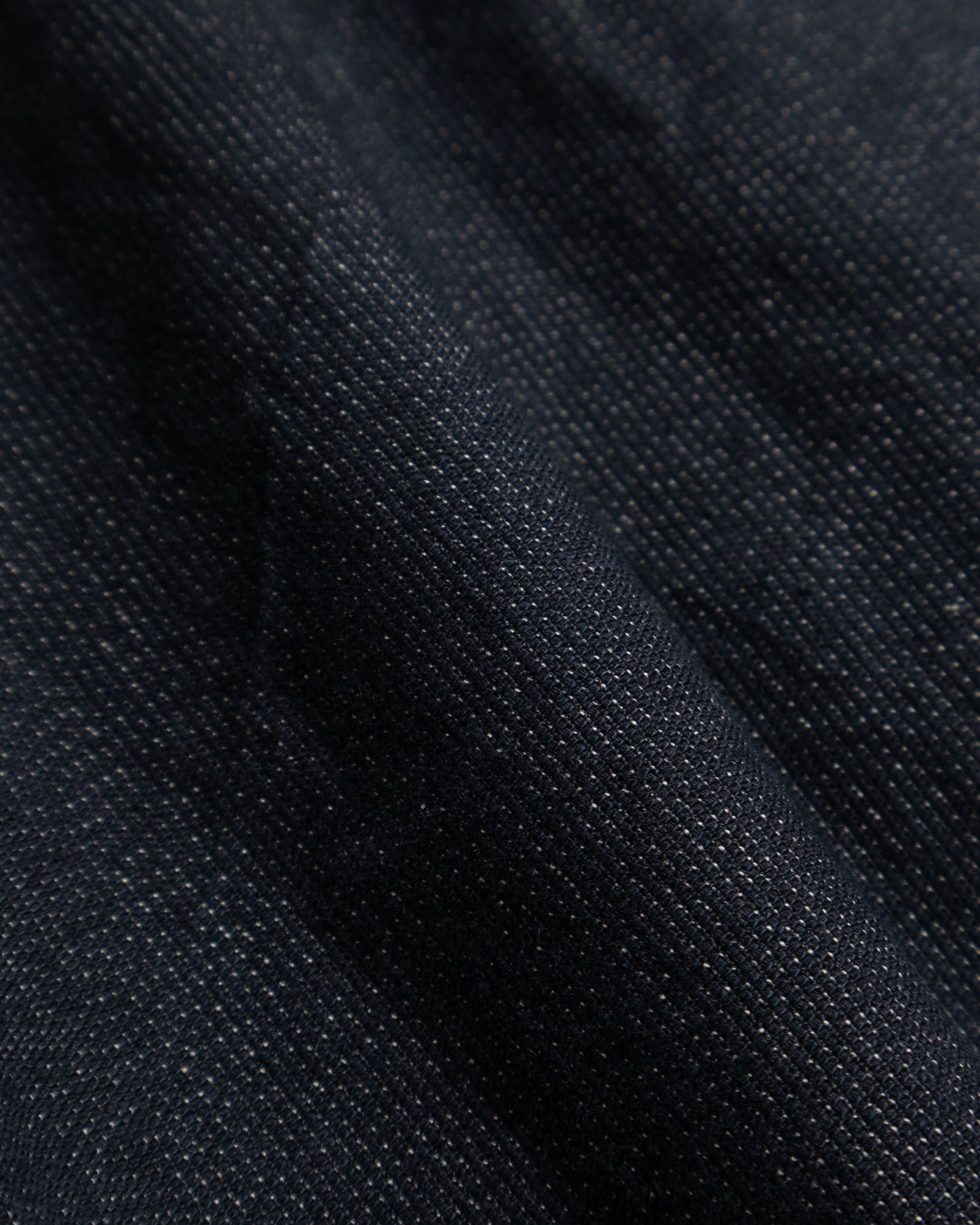 AUBERGE BOURGES CHARCOAL TOP コットンヘンプ撚り杢ストライプ生地の質感拡大