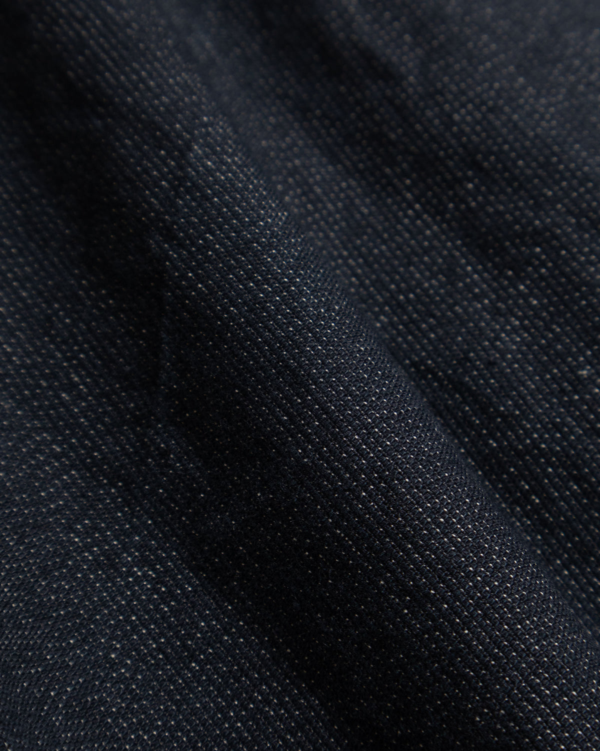 AUBERGE BOURGES CHARCOAL TOP コットンヘンプ撚り杢ストライプ生地の質感拡大