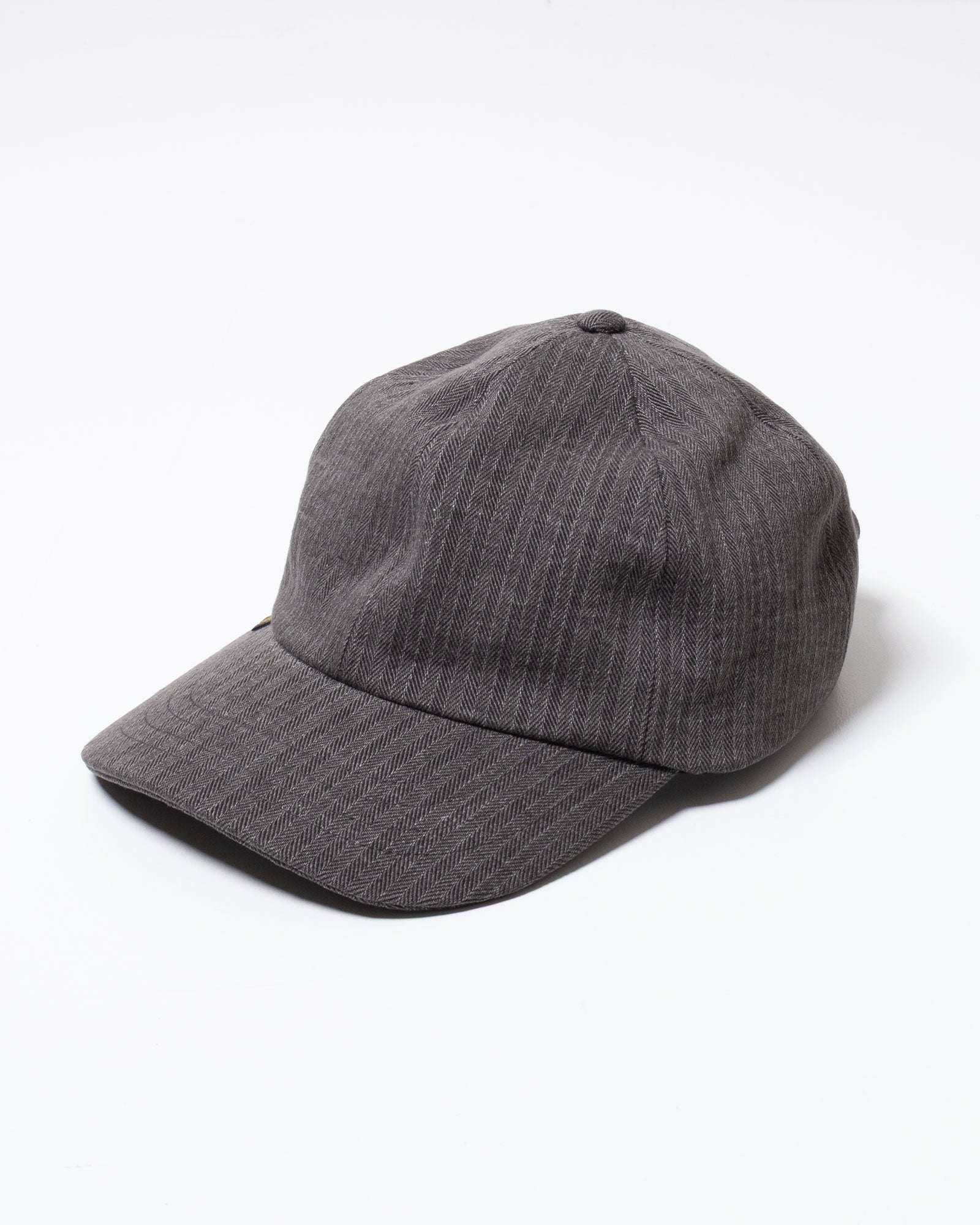 AUBERGE CAP FADED CHARCOAL キャップのフロント斜め全体