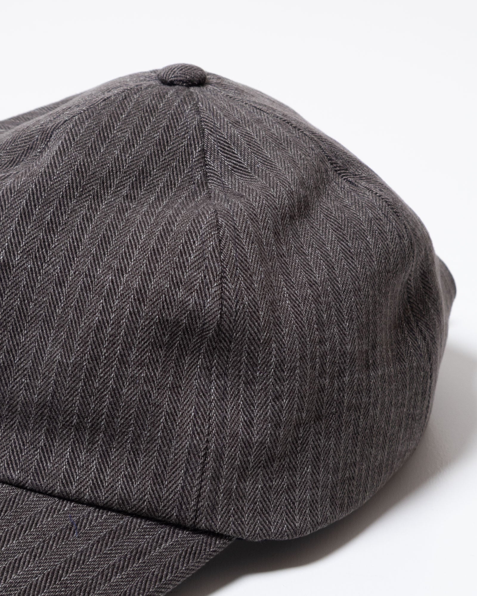 AUBERGE CAP FADED CHARCOAL キャップの側面シルエット