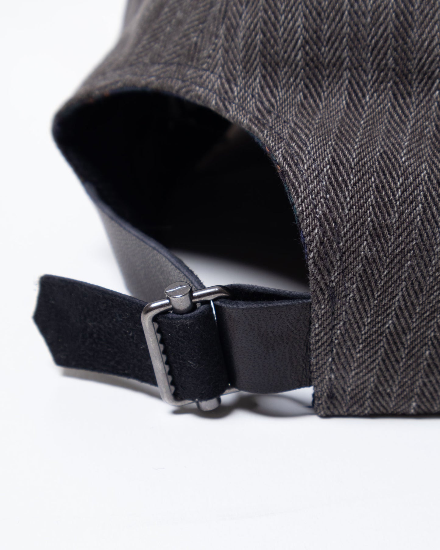 AUBERGE CAP FADED CHARCOAL バックのアジャスターストラップディテール