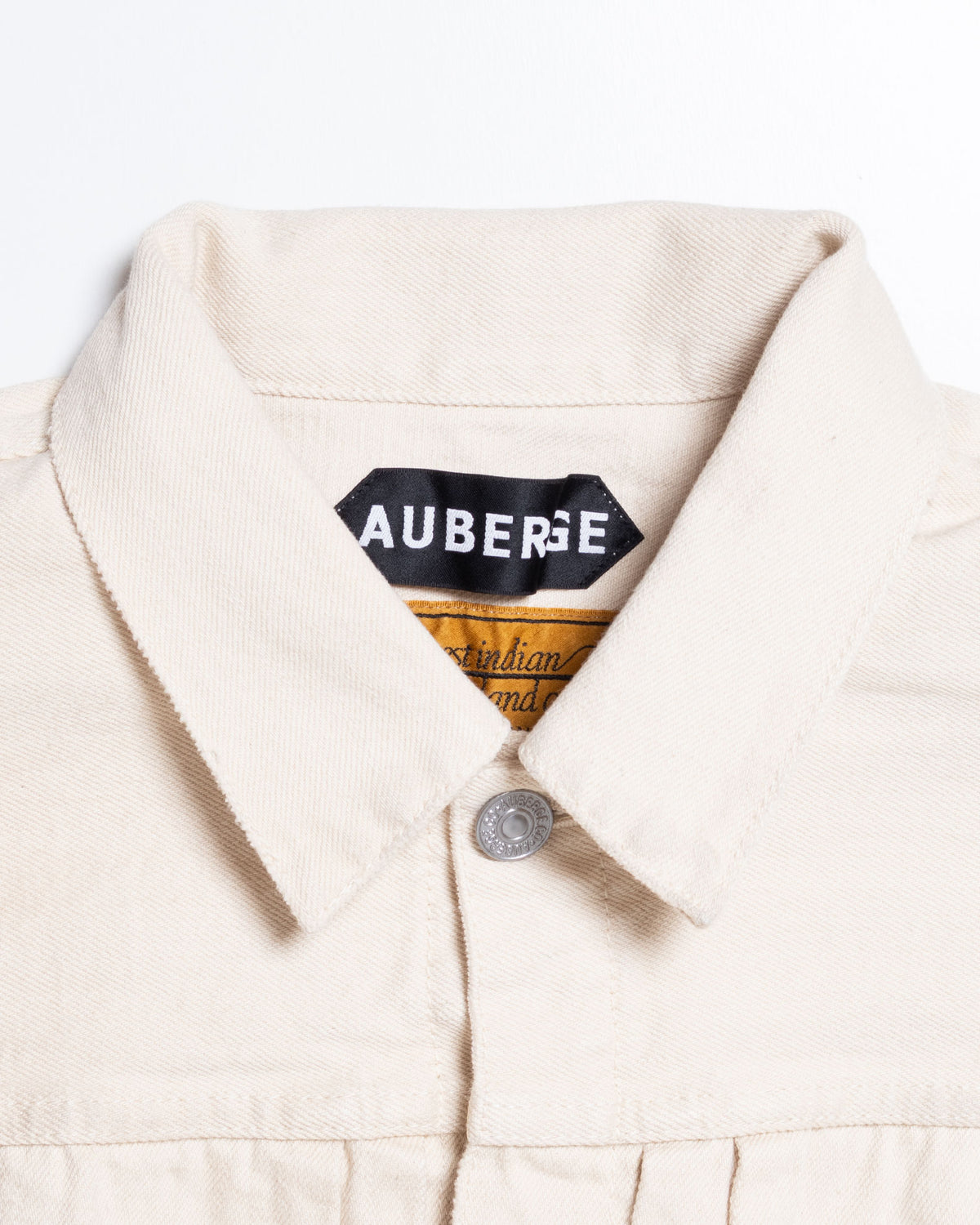AUBERGE GARY 襟元アップ