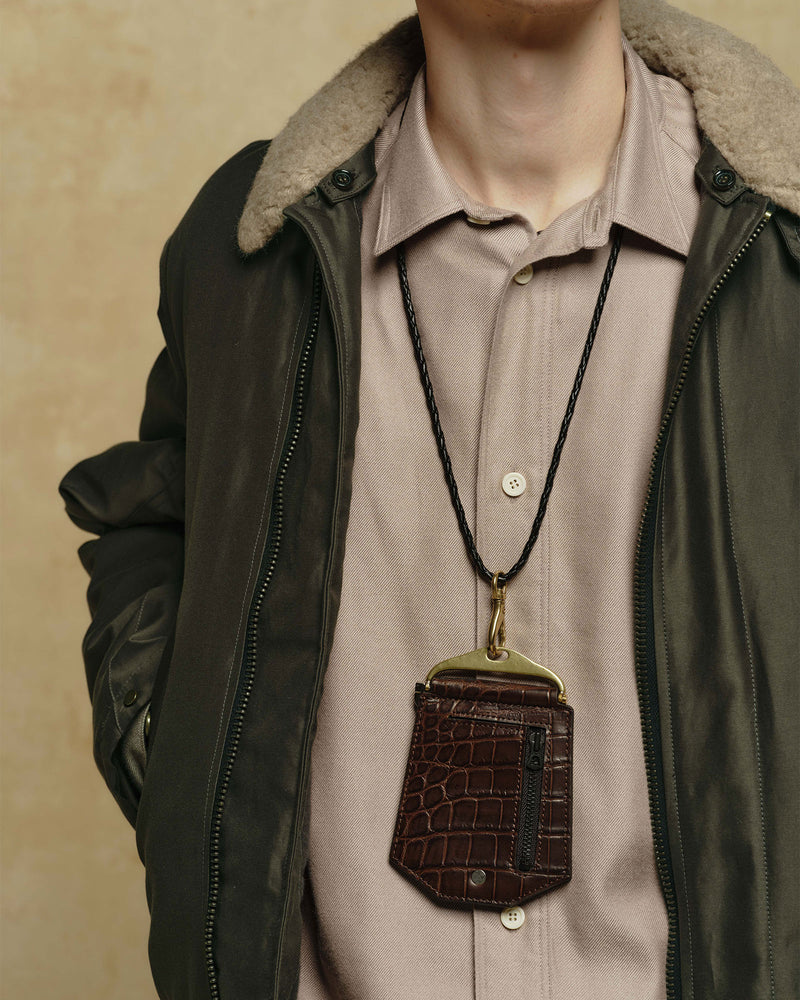 AUBERGE GLAND C D.BROWN×BLACK クロコダイル ネックウォレット 首掛け着用イメージ
