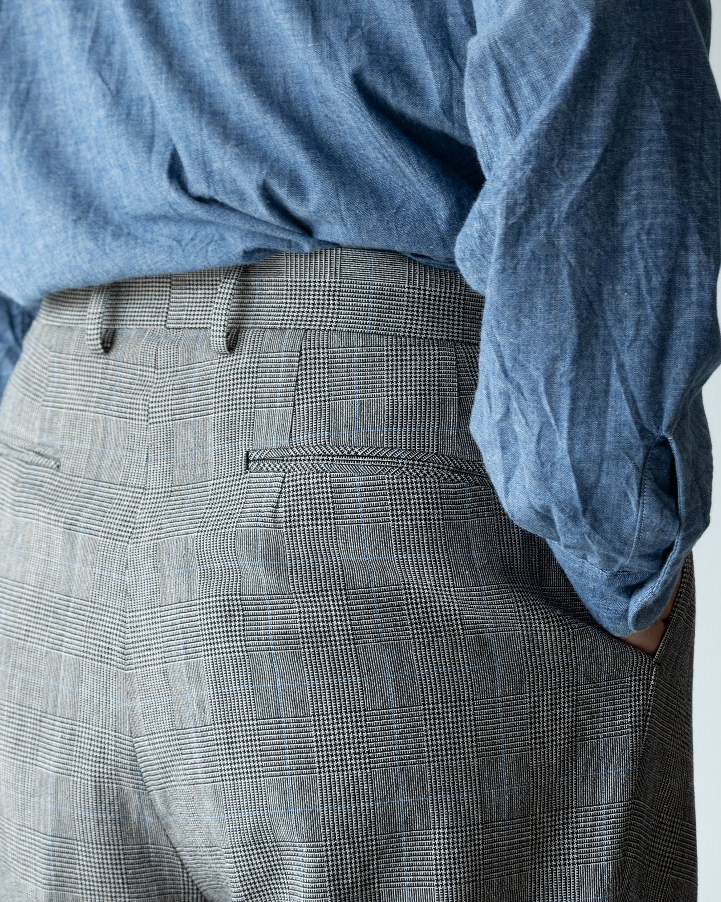 NEAT GLEN CHECK WIDE BLACK×WHITE ワイドパンツ バックスタイル モデル着用イメージ（身長180cm / Size 50着用）