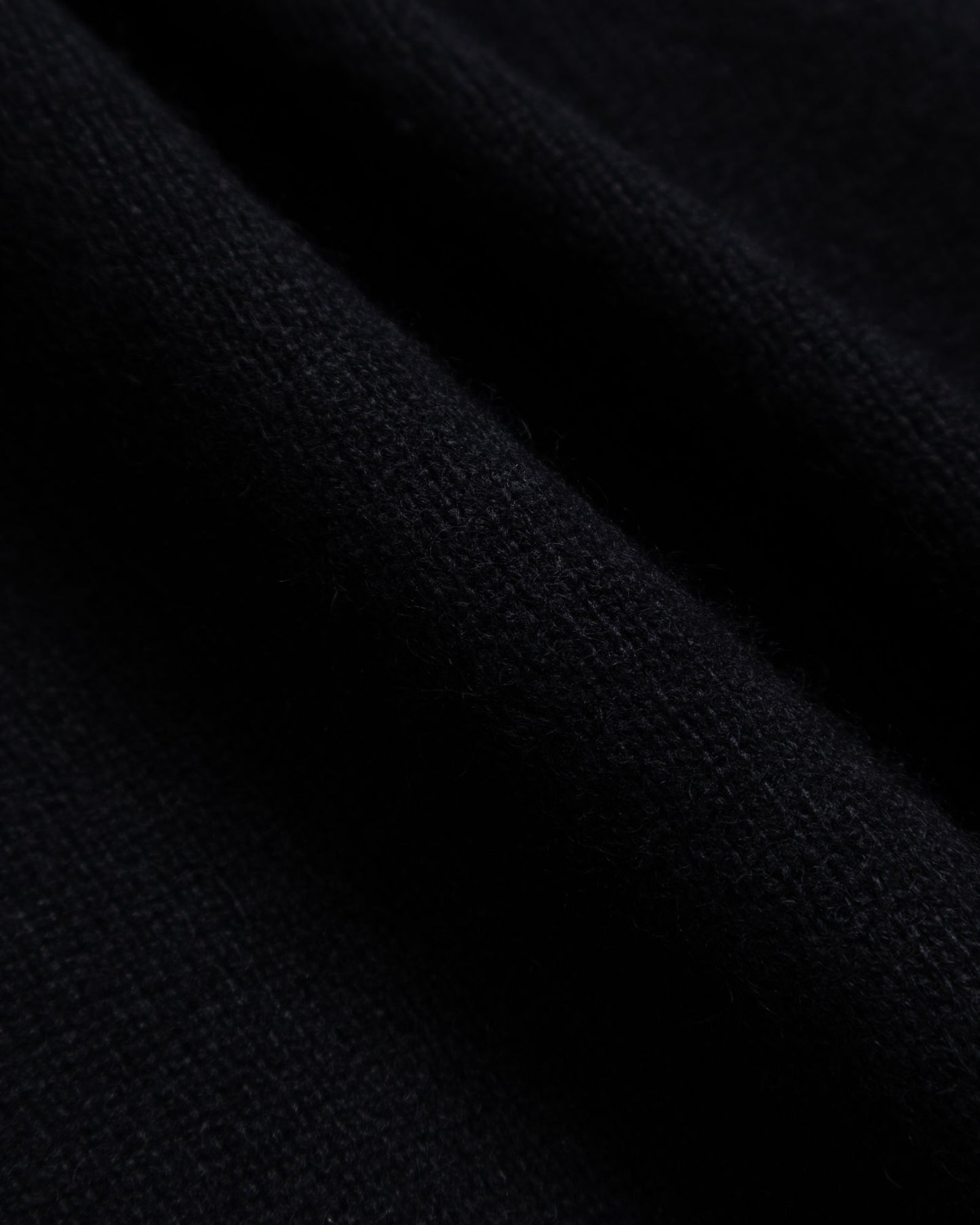 HERILL GOLDENCASH CARDIGAN BLACK ゴールデンキャッシュ カシミヤ生地質感拡大