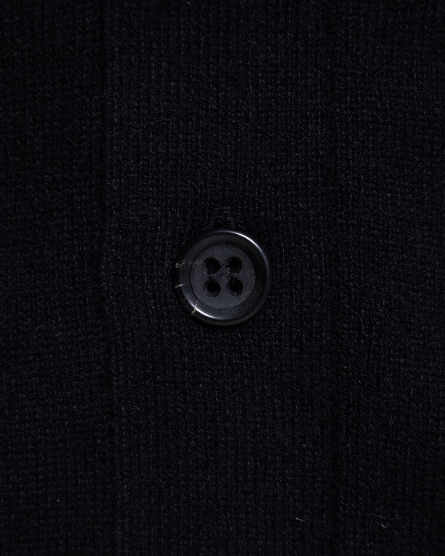 HERILL GOLDENCASH CARDIGAN BLACK Vネック・フロントボタン部分拡大
