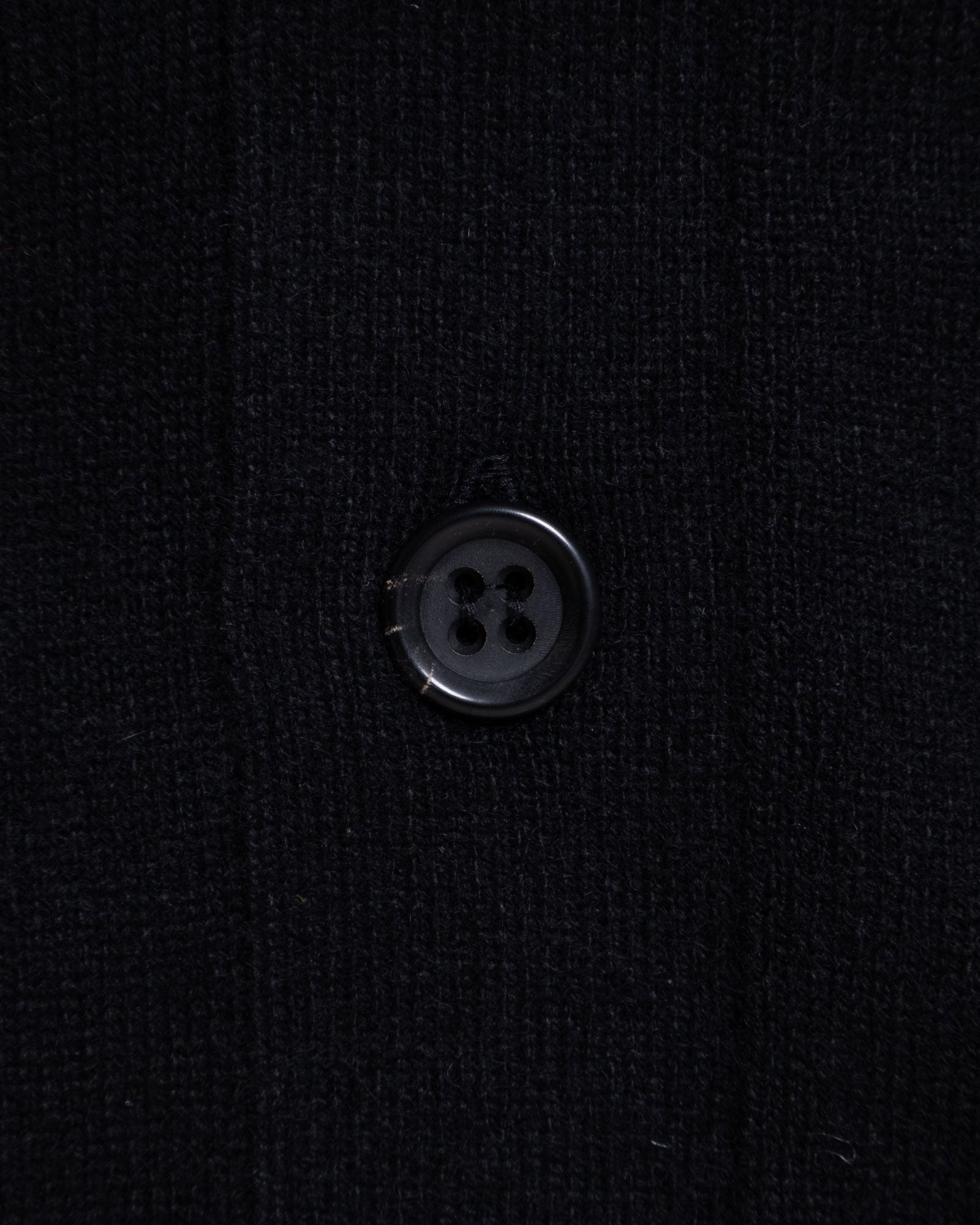 HERILL GOLDENCASH CARDIGAN BLACK Vネック・フロントボタン部分拡大