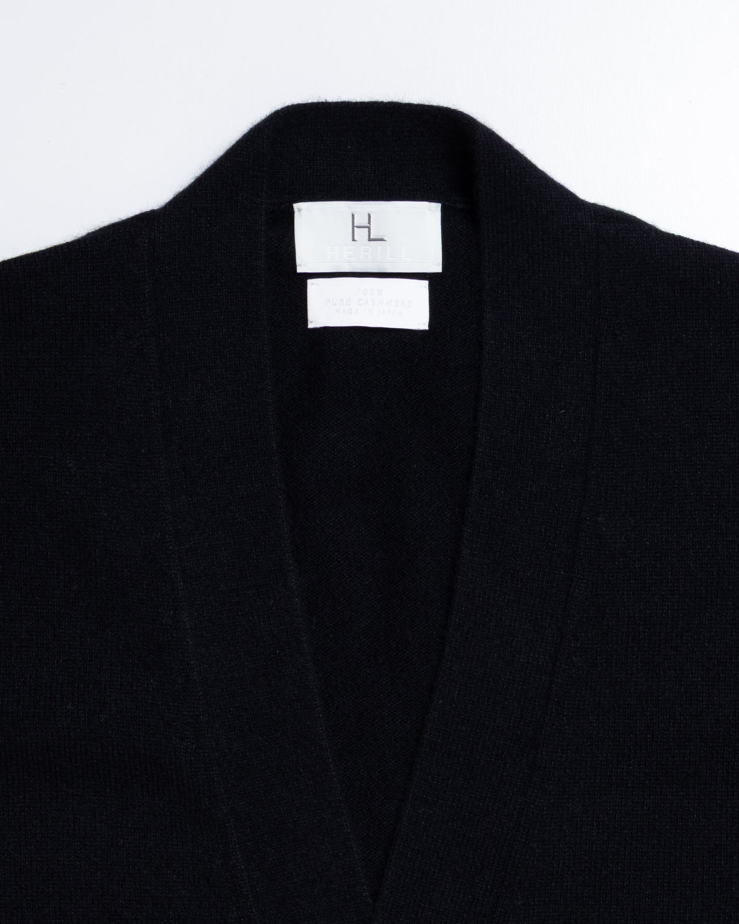HERILL GOLDENCASH CARDIGAN BLACK Vネック部分拡大