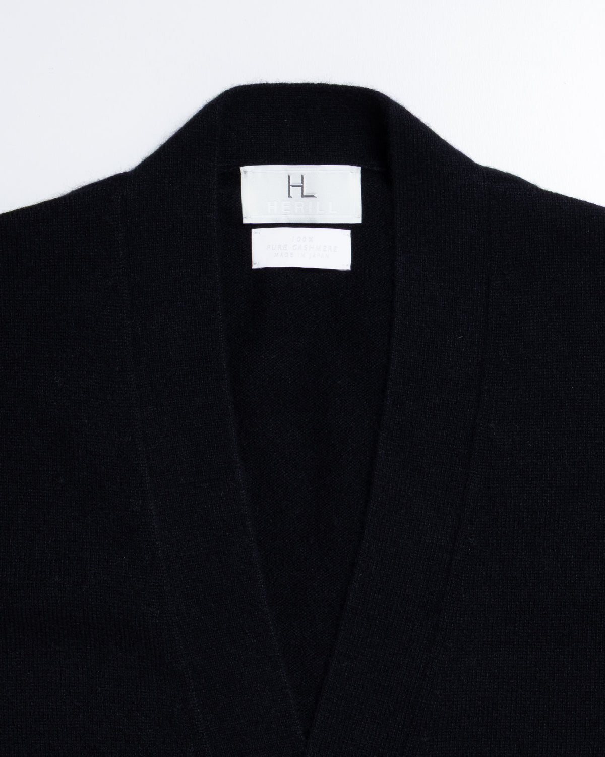 HERILL GOLDENCASH CARDIGAN BLACK Vネック部分拡大