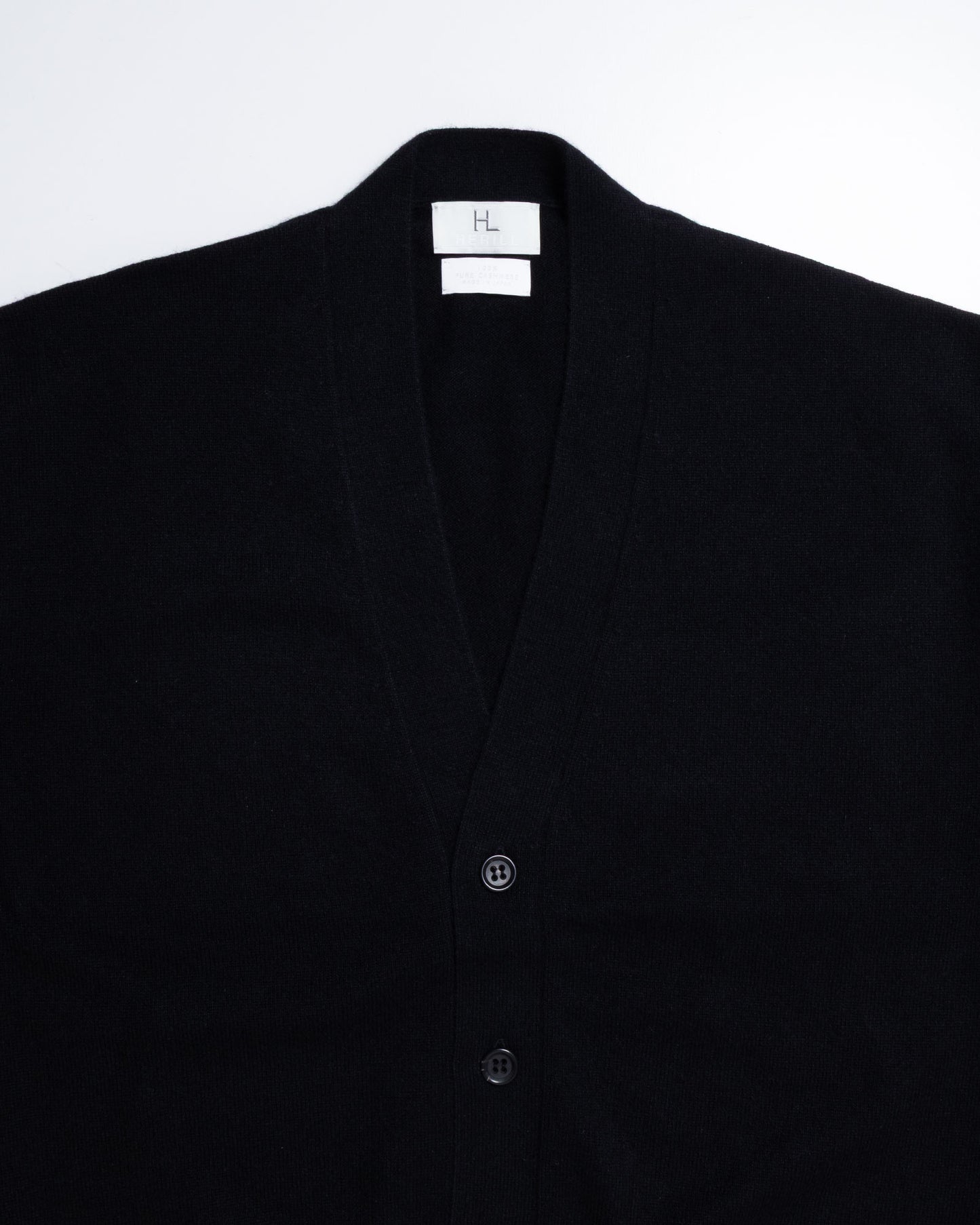 HERILL GOLDENCASH CARDIGAN BLACK カシミヤ Vネックカーディガン 平置きイメージ