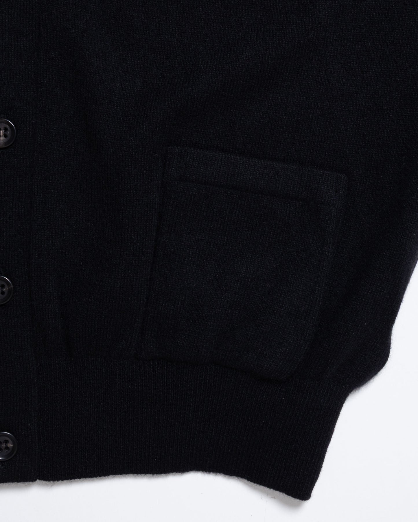 HERILL GOLDENCASH CARDIGAN BLACK Vネック フロントポケット部分拡大