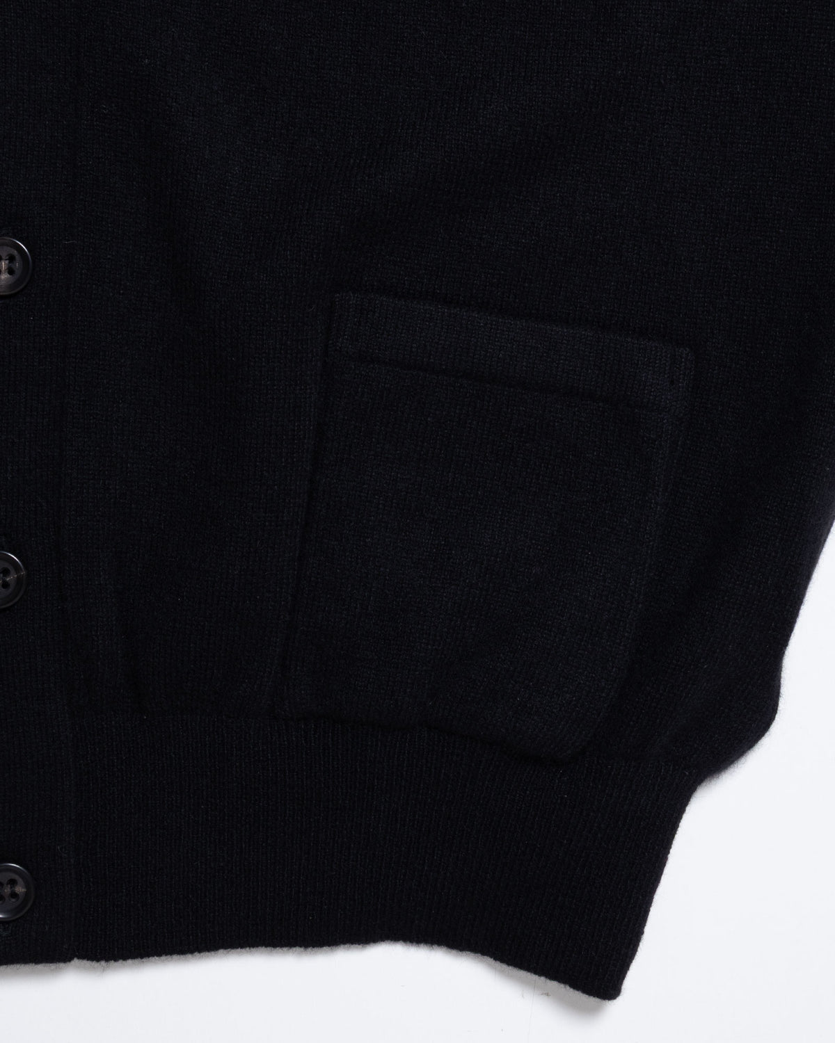 HERILL GOLDENCASH CARDIGAN BLACK Vネック フロントポケット部分拡大