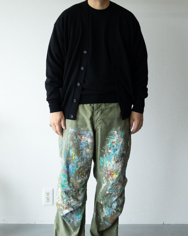 HERILL GOLDENCASH CARDIGAN BLACK カシミヤ Vネックカーディガン 着用イメージ正面全体
