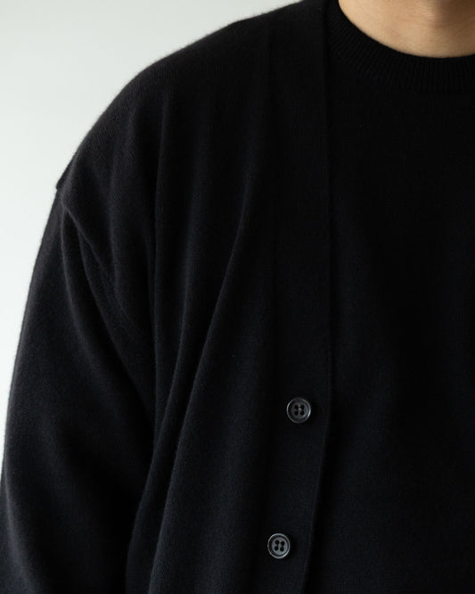 HERILL GOLDENCASH CARDIGAN BLACK カシミヤ Vネックカーディガン 着用イメージ正面アップ