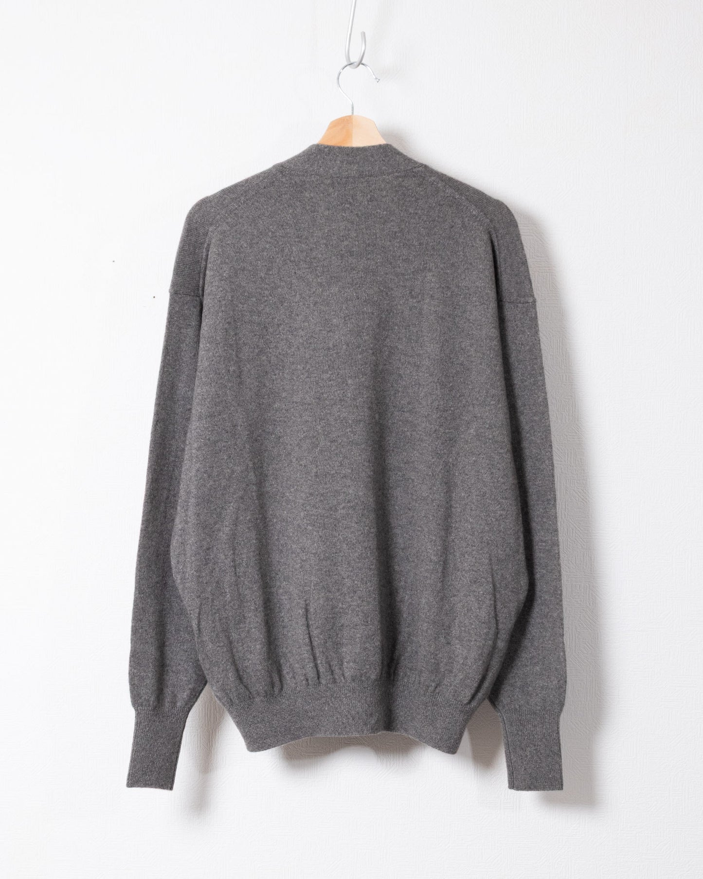 HERILL GOLDENCASH CARDIGAN GRAY カシミヤ Vネックカーディガン 背面