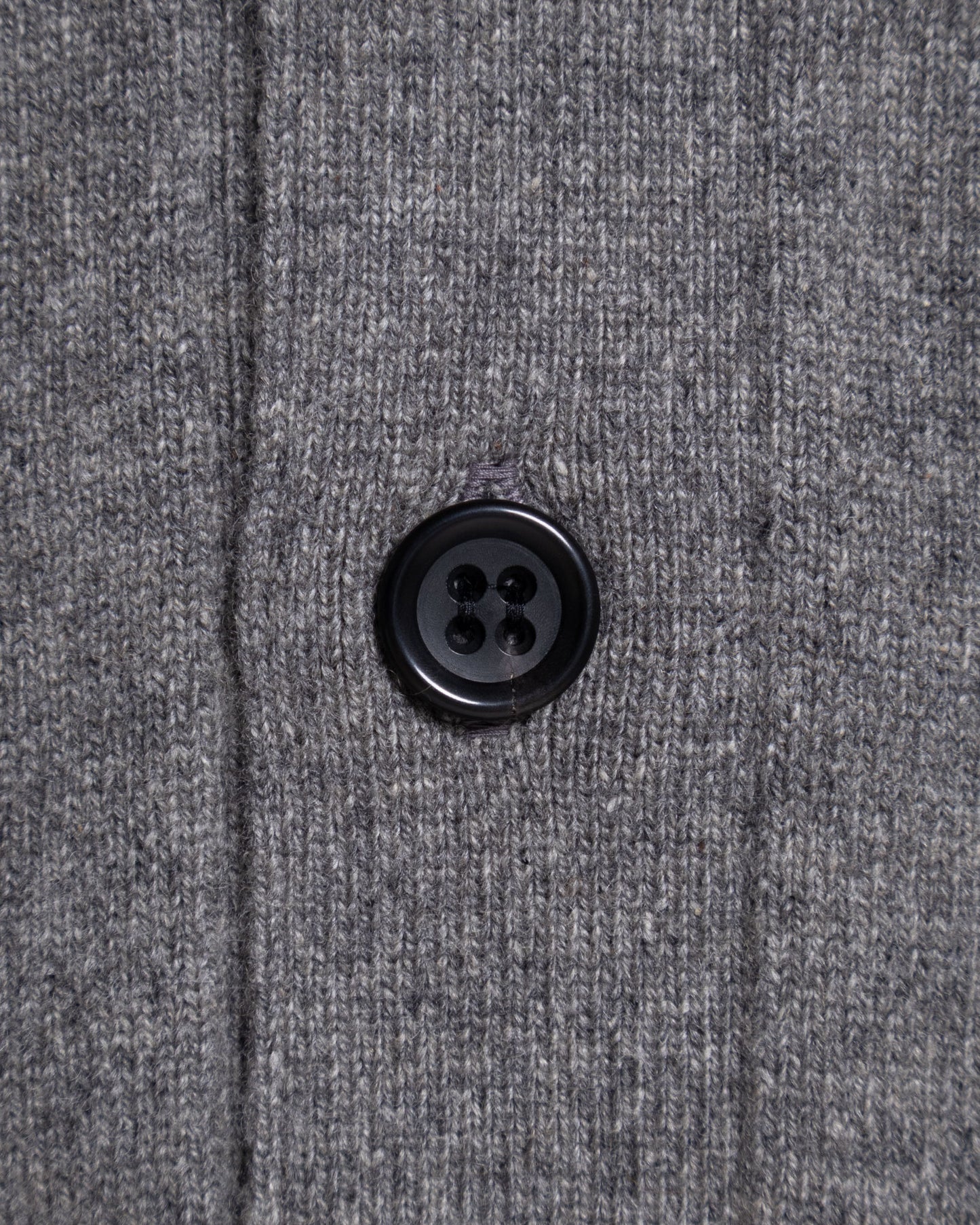 HERILL GOLDENCASH CARDIGAN GRAY Vネック・フロントボタン部分拡大