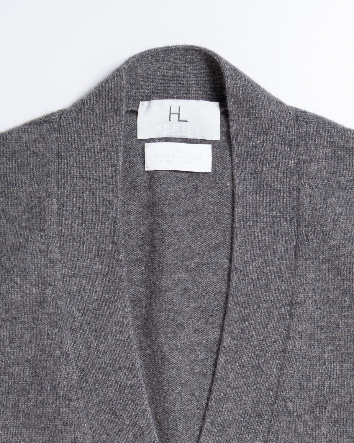 HERILL GOLDENCASH CARDIGAN GRAY カシミヤ Vネックカーディガン 襟元アップ