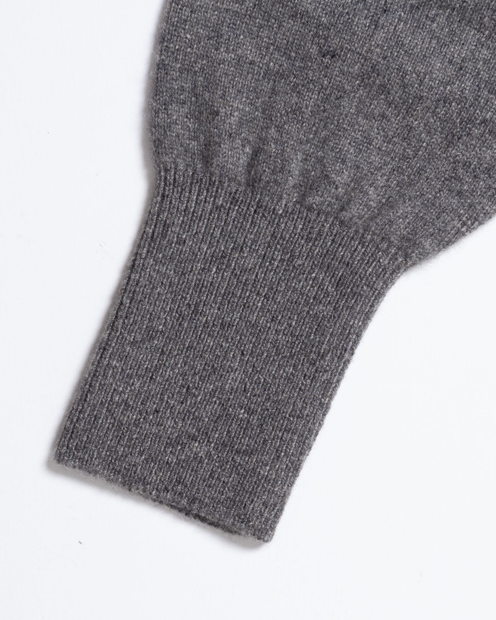 HERILL GOLDENCASH CARDIGAN GRAY 袖口リブ・カシミヤ生地質感拡大