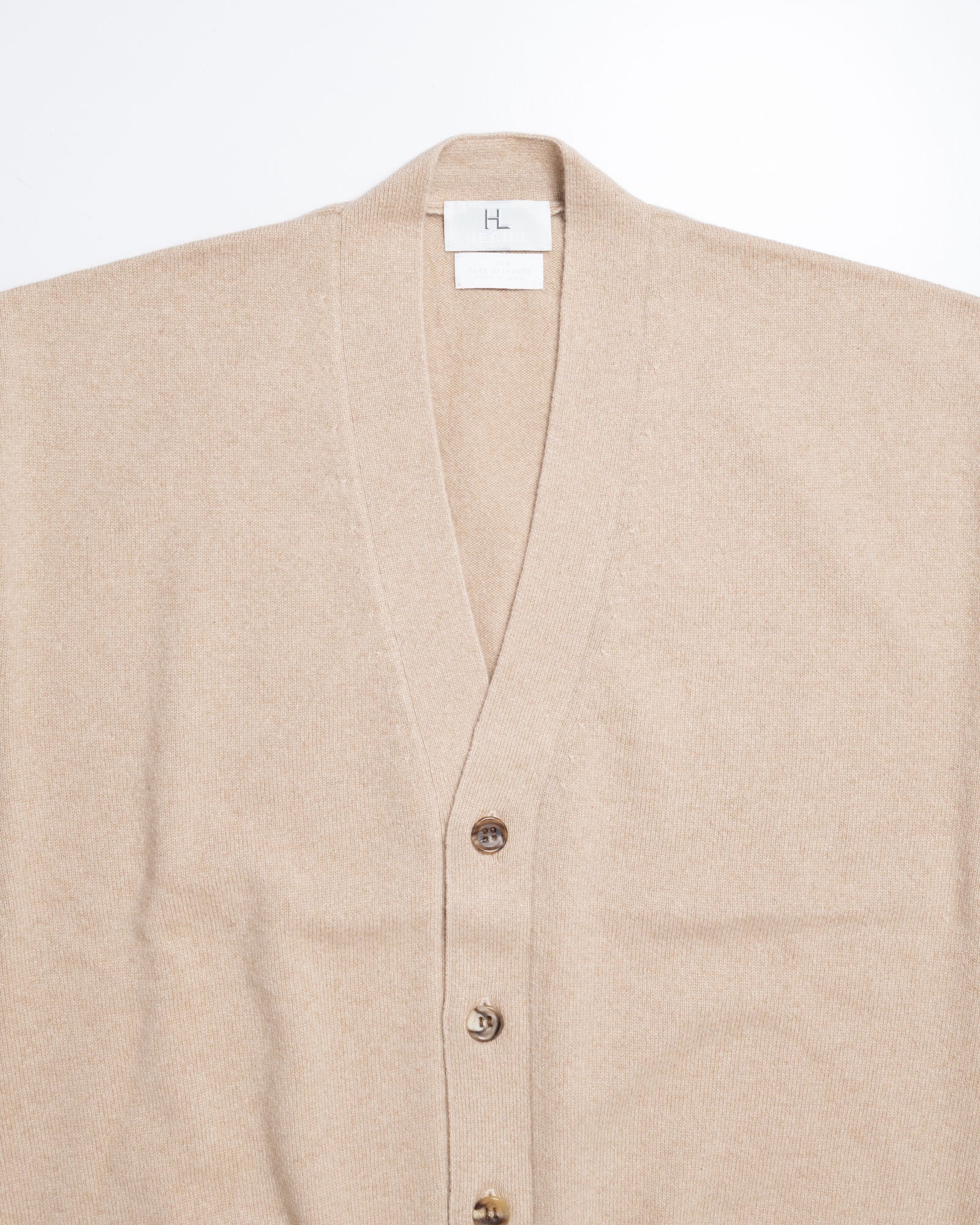 HERILL GOLDENCASH CARDIGAN NATURAL カシミヤ Vネックカーディガン 平置きイメージ
