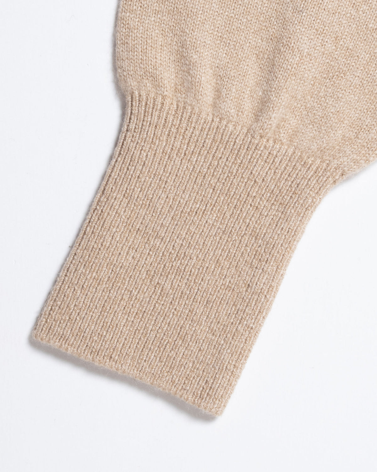 HERILL GOLDENCASH CARDIGAN NATURAL 袖口リブ・カシミヤ生地質感拡大