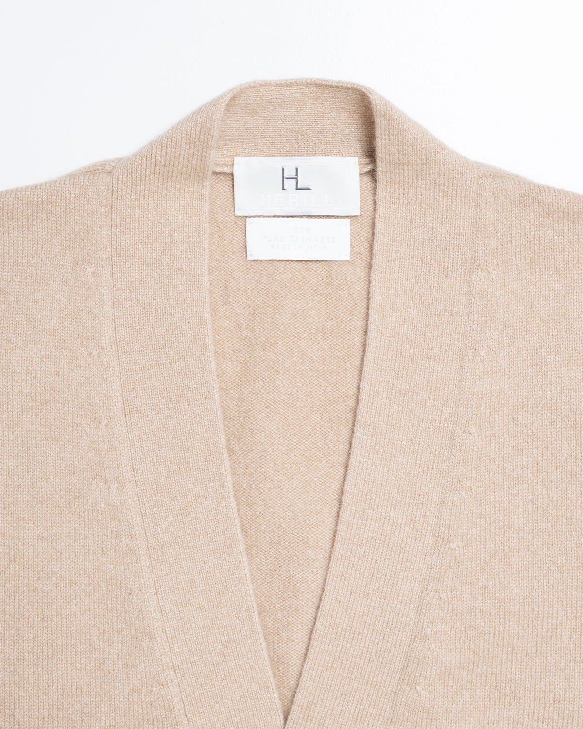 HERILL GOLDENCASH CARDIGAN NATURAL カシミヤ Vネックカーディガン 平置きイメージ