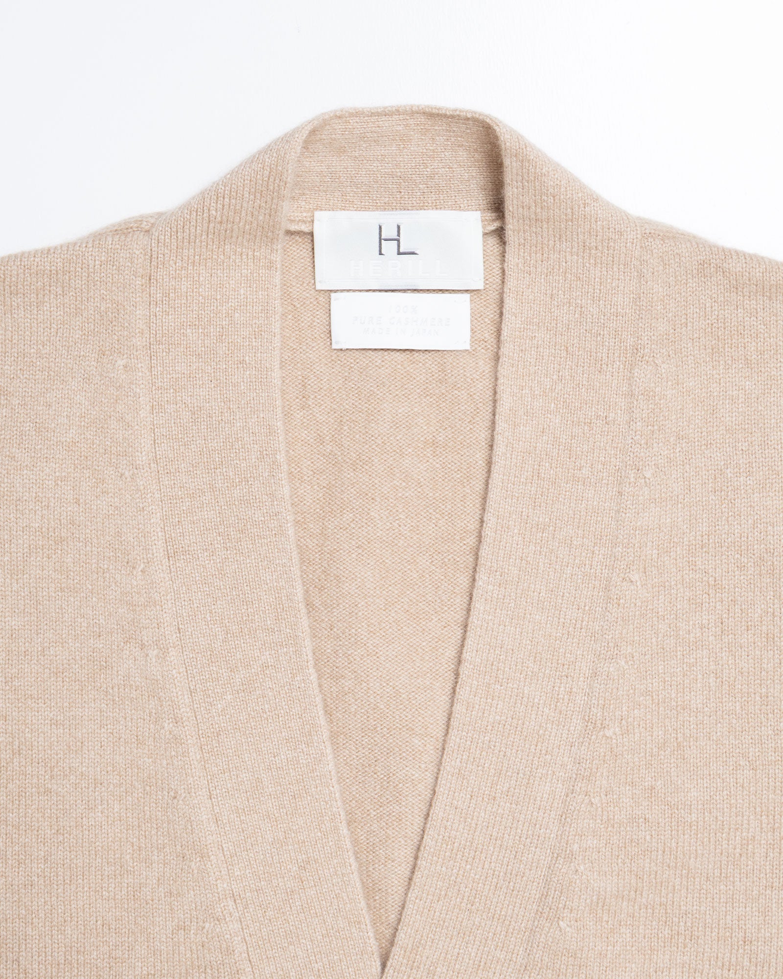 HERILL GOLDENCASH CARDIGAN NATURAL カシミヤ Vネックカーディガン 平置きイメージ