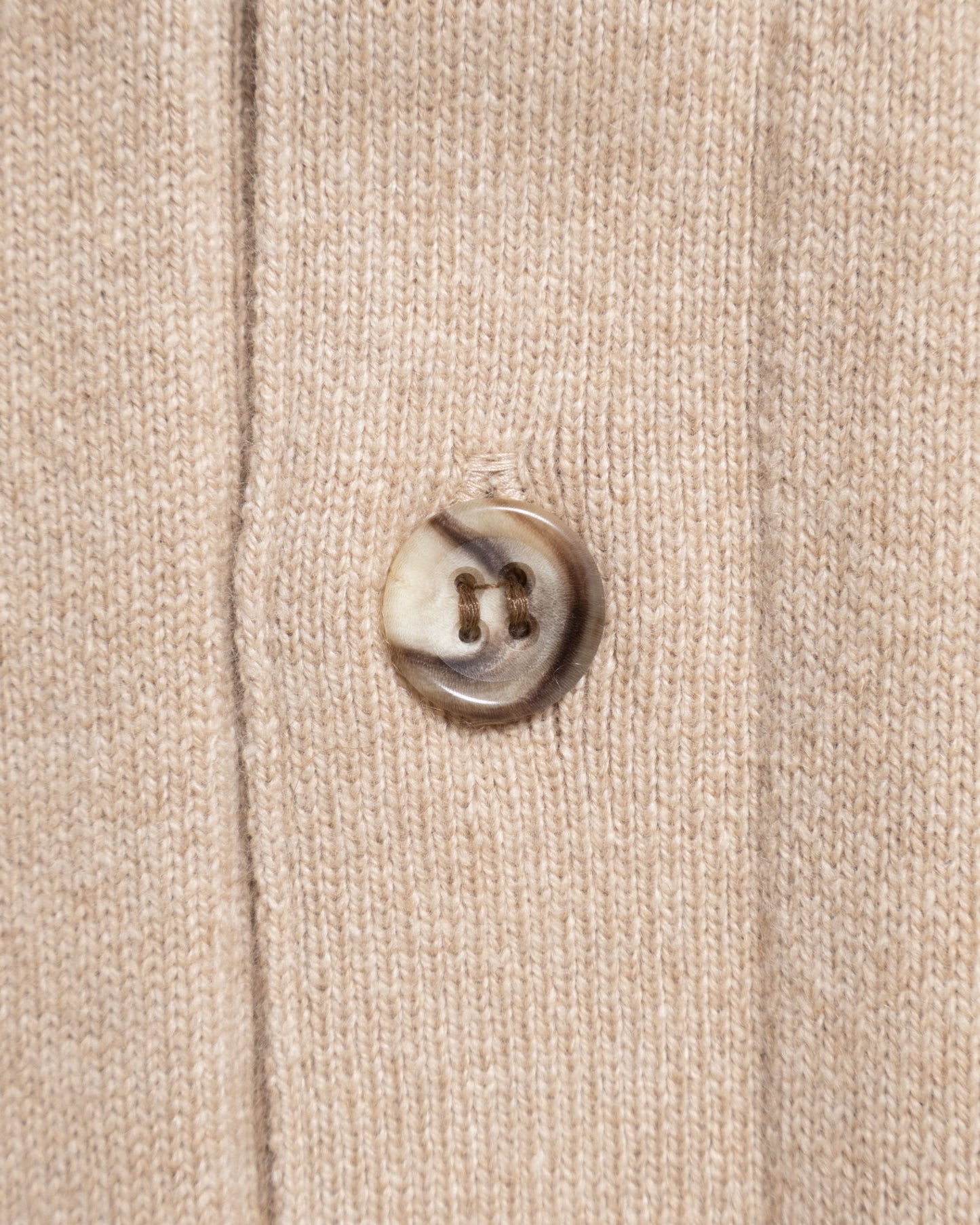 HERILL GOLDENCASH CARDIGAN NATURAL Vネック・フロントボタン部分拡大