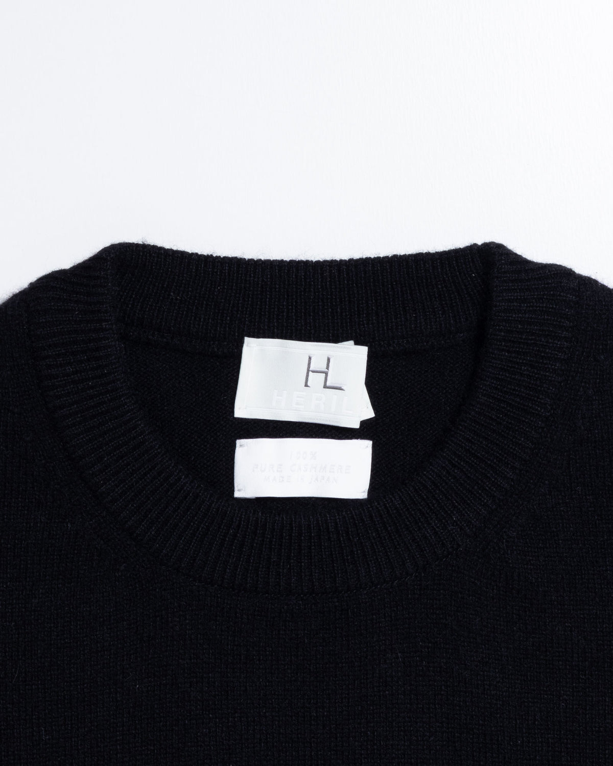 HERILL GOLDENCASH PULLOVER BLACK クルーネック・首元ディテール拡大